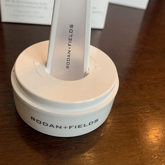 BNIB Rodan + Fields AMP MD Micro-Exfoliating Roller Display Kit 💙 - Picture 7 of 14